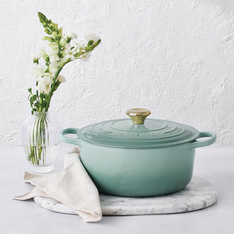 Signature Round Dutch Oven