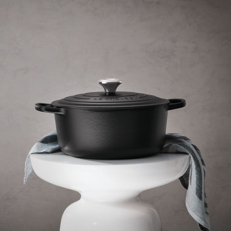 Signature Round Dutch Oven